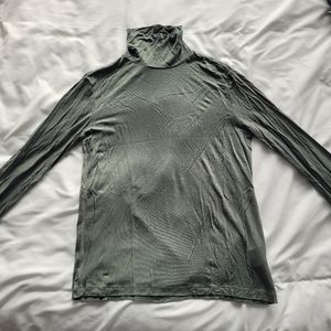 4/$20 👚 Turtleneck, size medium